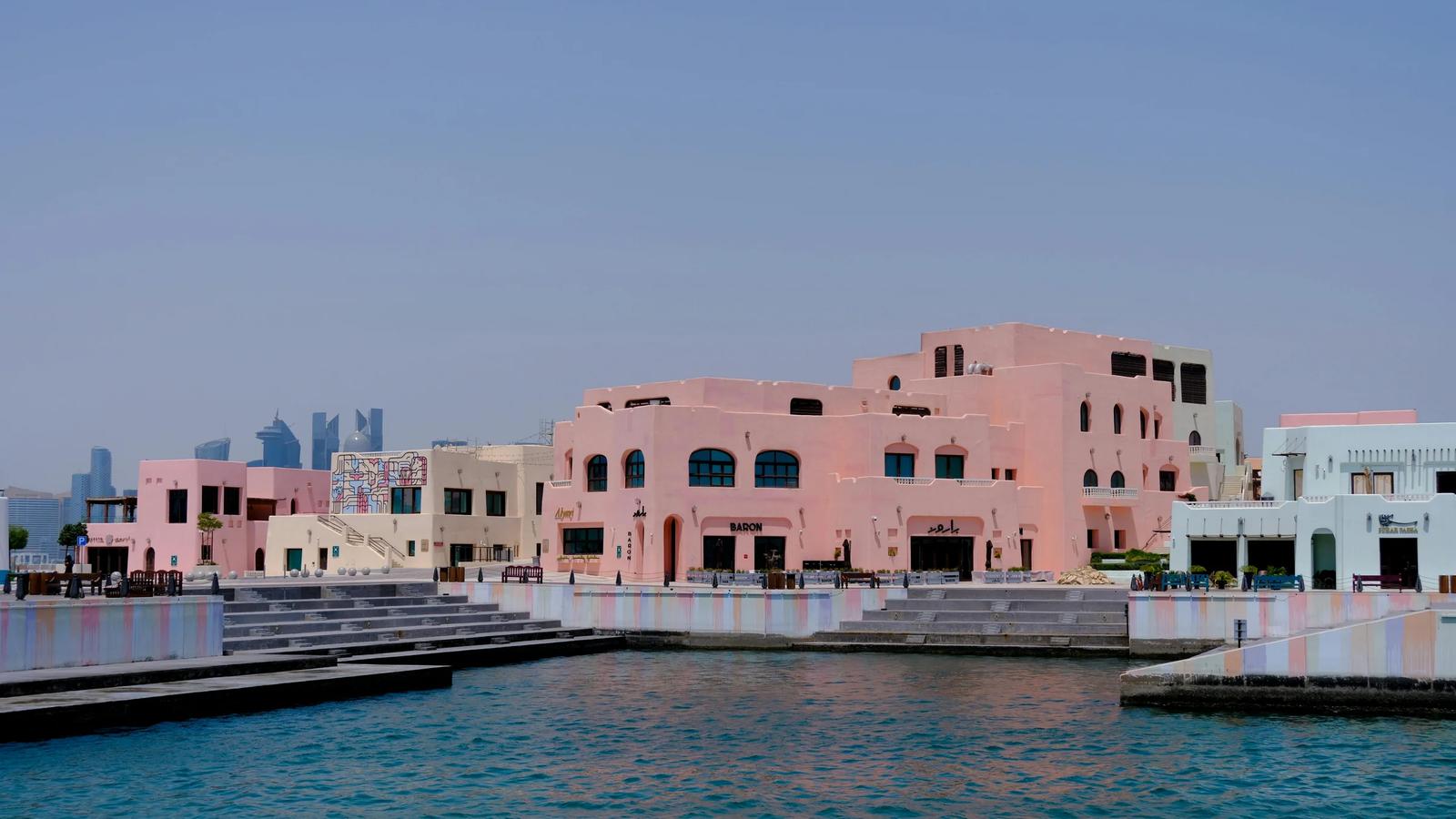 Красочная архитектура набережной в Дохе, Катар