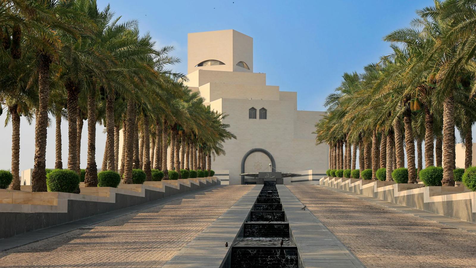 Музей исламского искусства в Дохе с пальмами