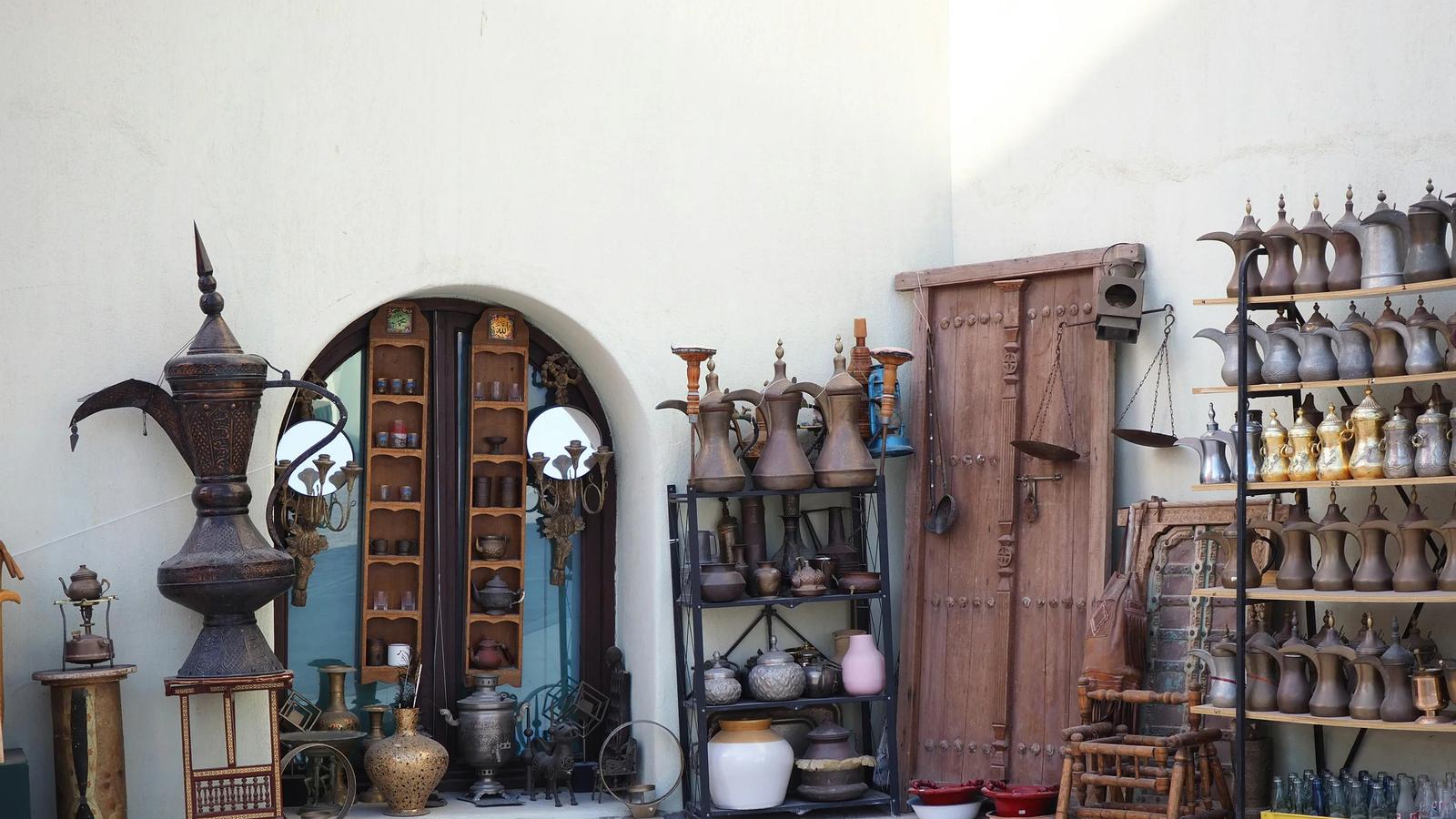 Традиционная витрина сувенирного магазина в Катаре