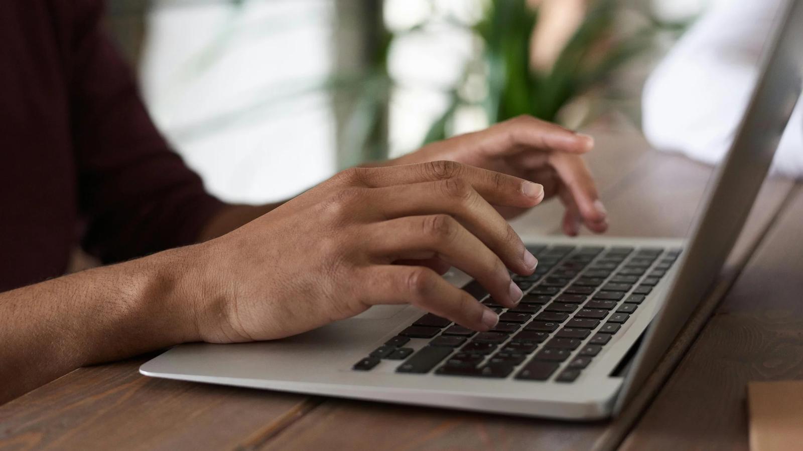 человек, использующий Macbook Pro