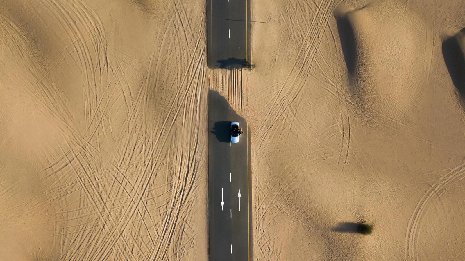 Фотография дороги посреди десерта с высоты птичьего полета