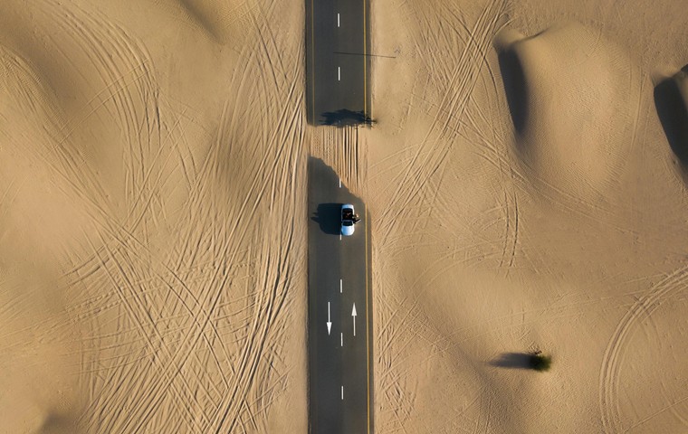 Roads in Qatar: driving rules when signs change limits and violations lead to fines or court