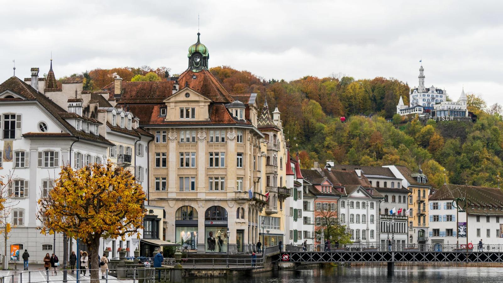 Живописный вид на историческую набережную Люцерна осенью