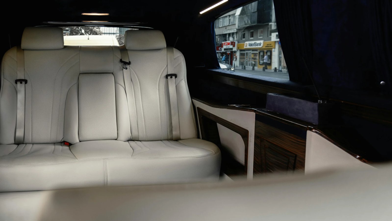 Трансфер из аэропорта Дохи для больших семей и групп: минивэны и автобусы