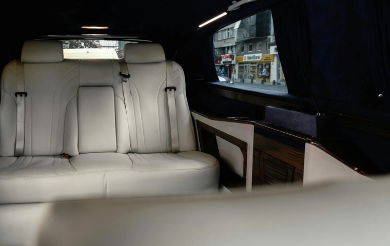 Doha Airport Transfers for Large Families and Groups: Minivans and Buses