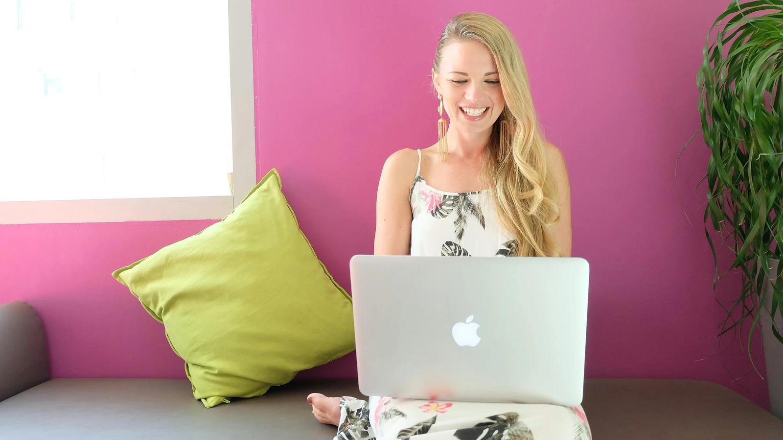 Женщина смотрит на ноутбук