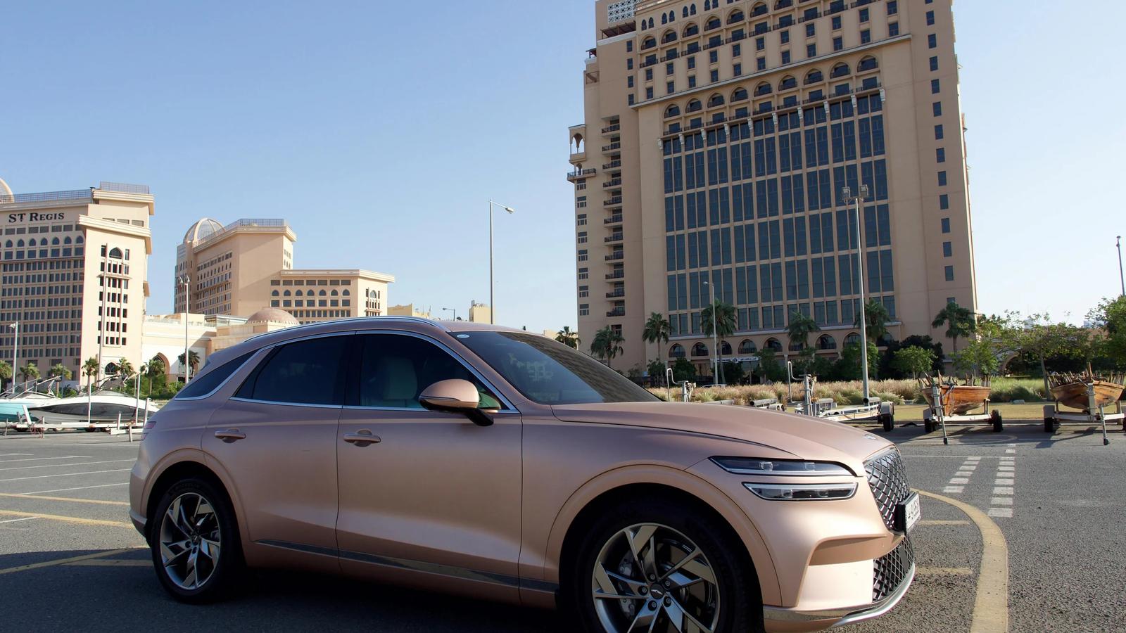 Роскошный внедорожник в городском пейзаже Дохи