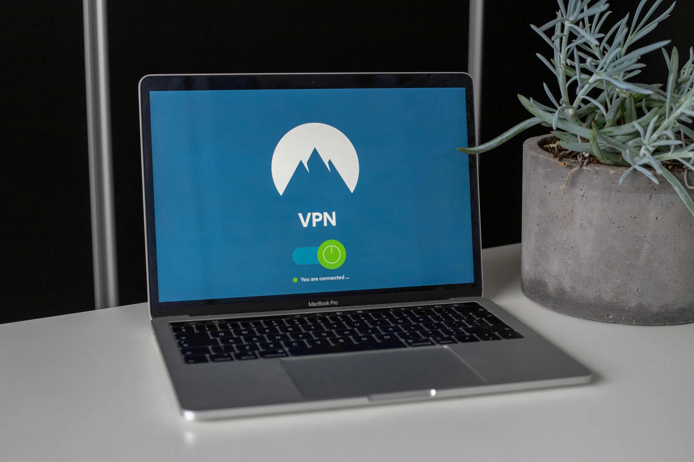 серый и черный Macbook Pro с Vpn