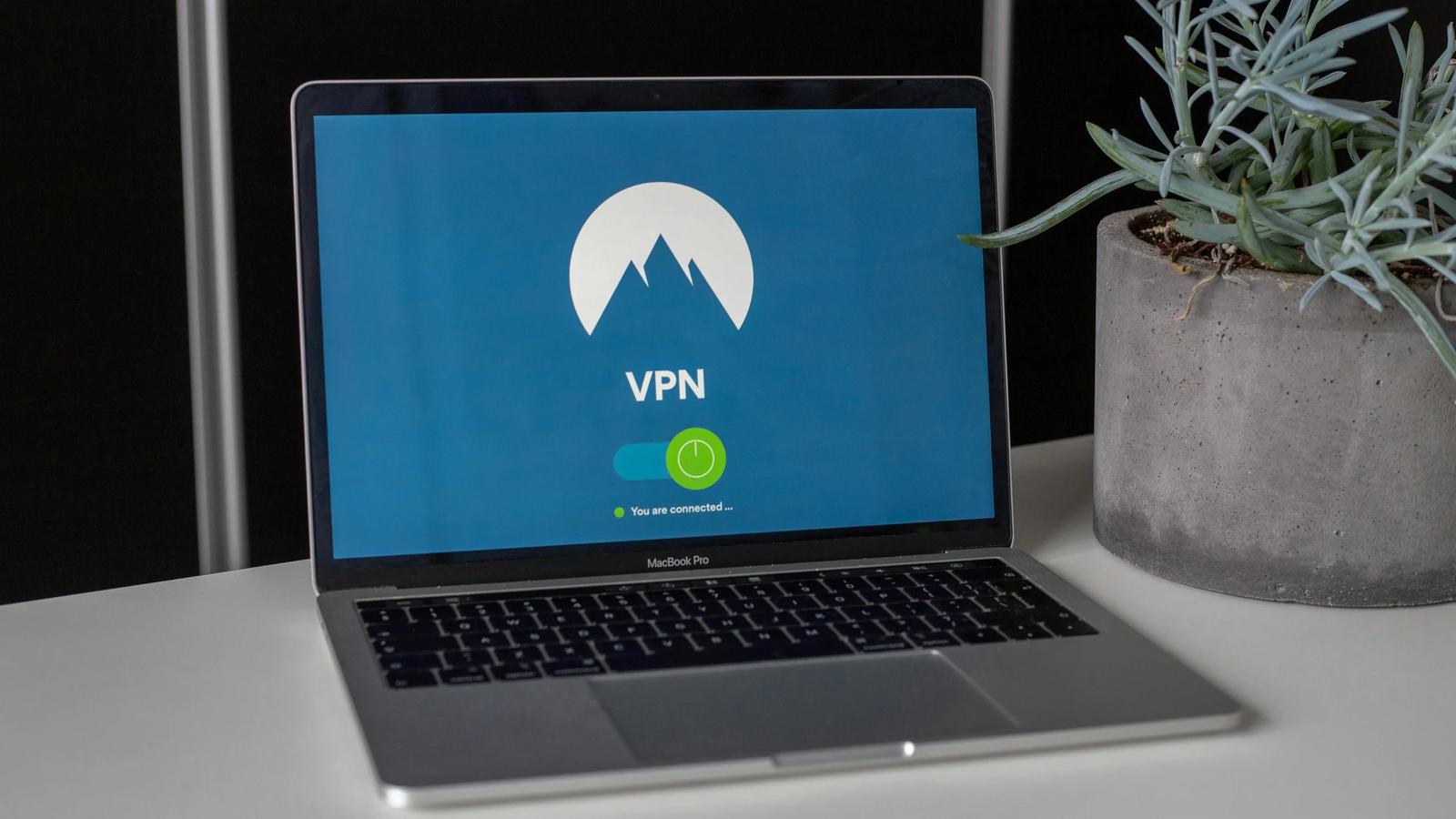 серый и черный Macbook Pro с Vpn