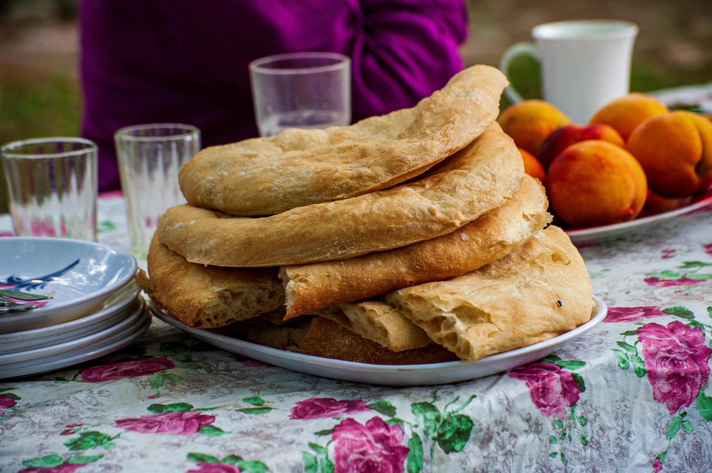 Традиционный грузинский хлеб и свежие персики на открытом воздухе