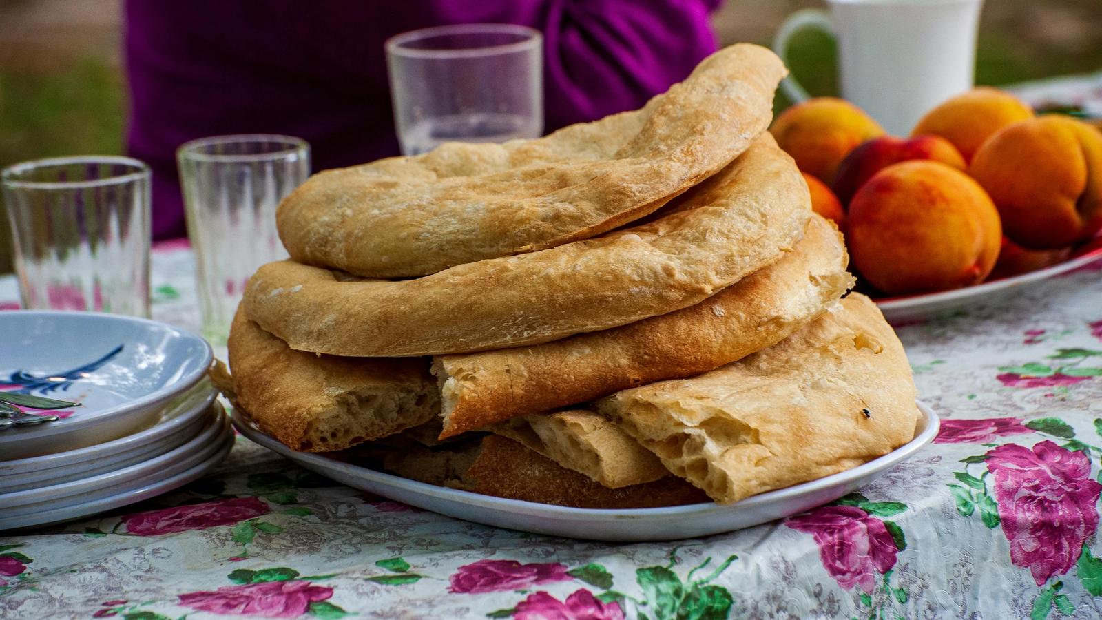 Традиционный грузинский хлеб и свежие персики на открытом воздухе