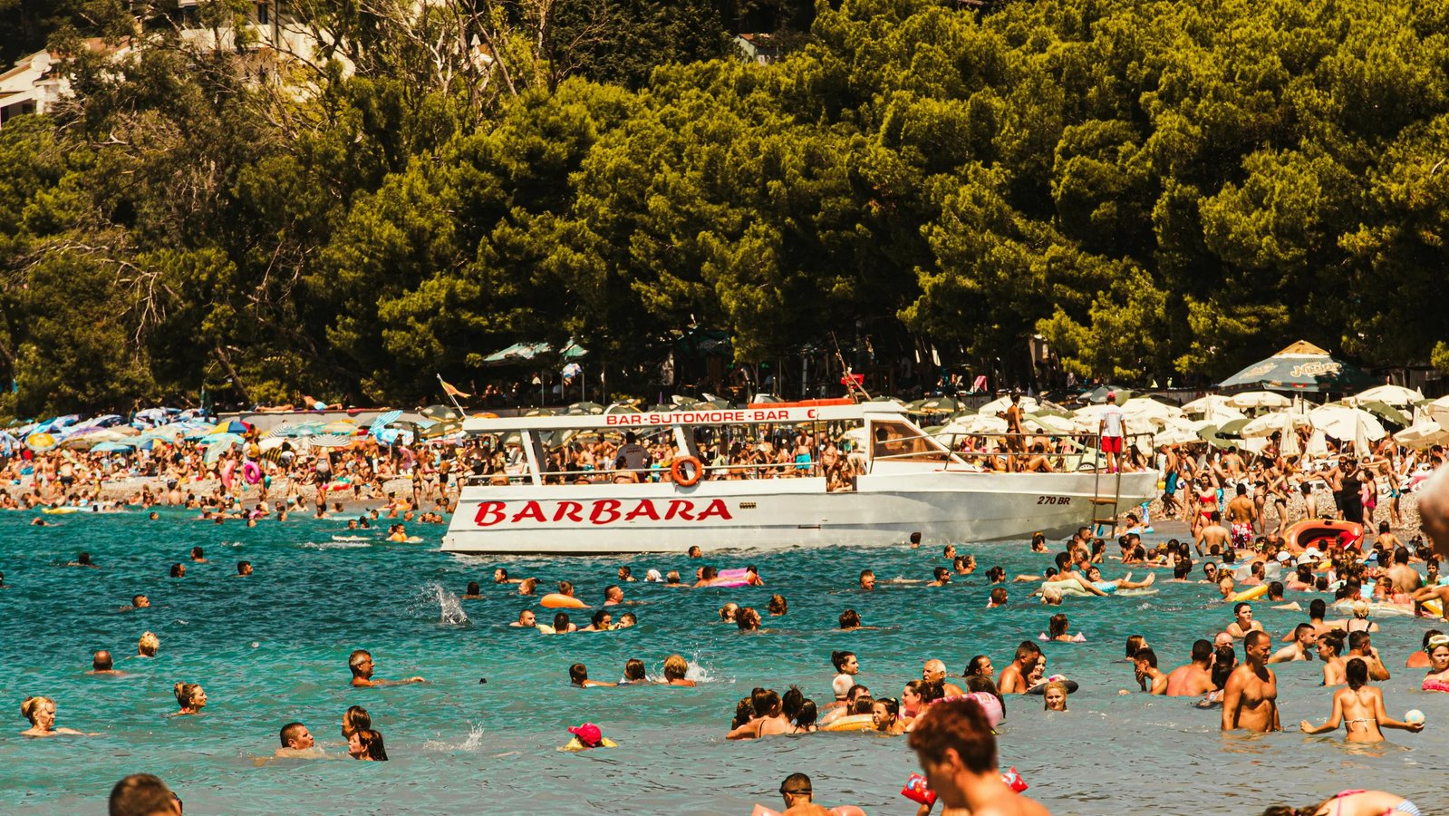 Недорогие отели у моря в Черногории: бюджетный отдых без компромиссов