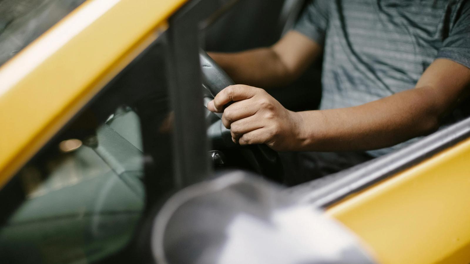 Урожай случайный человек за рулем такси в городе