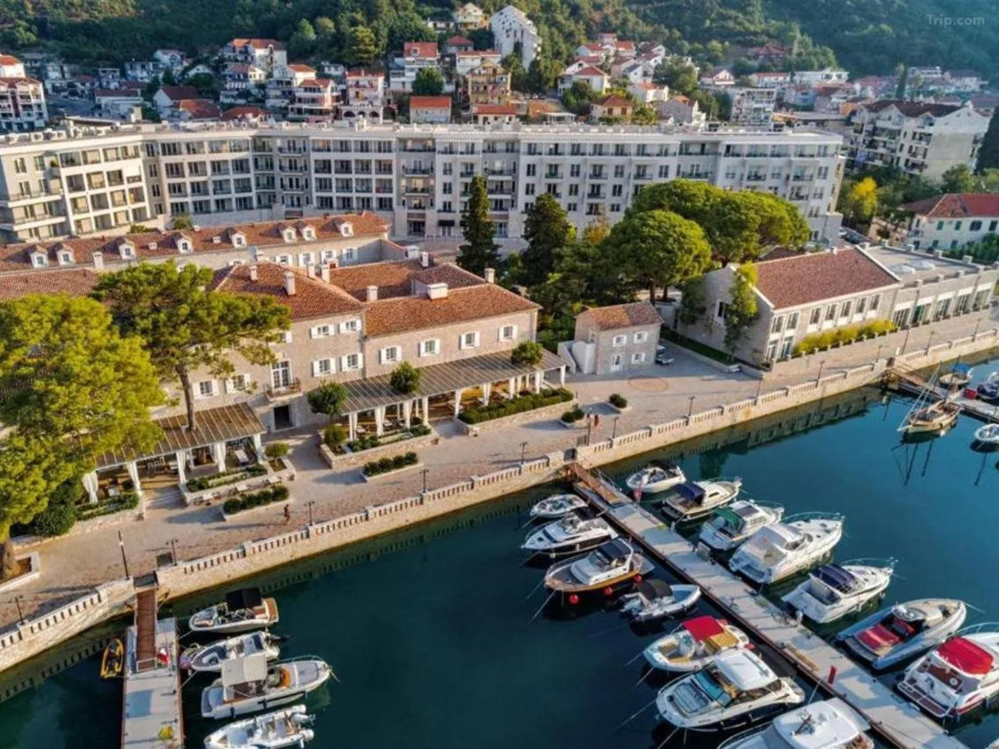 Lazure Hotel & Marina