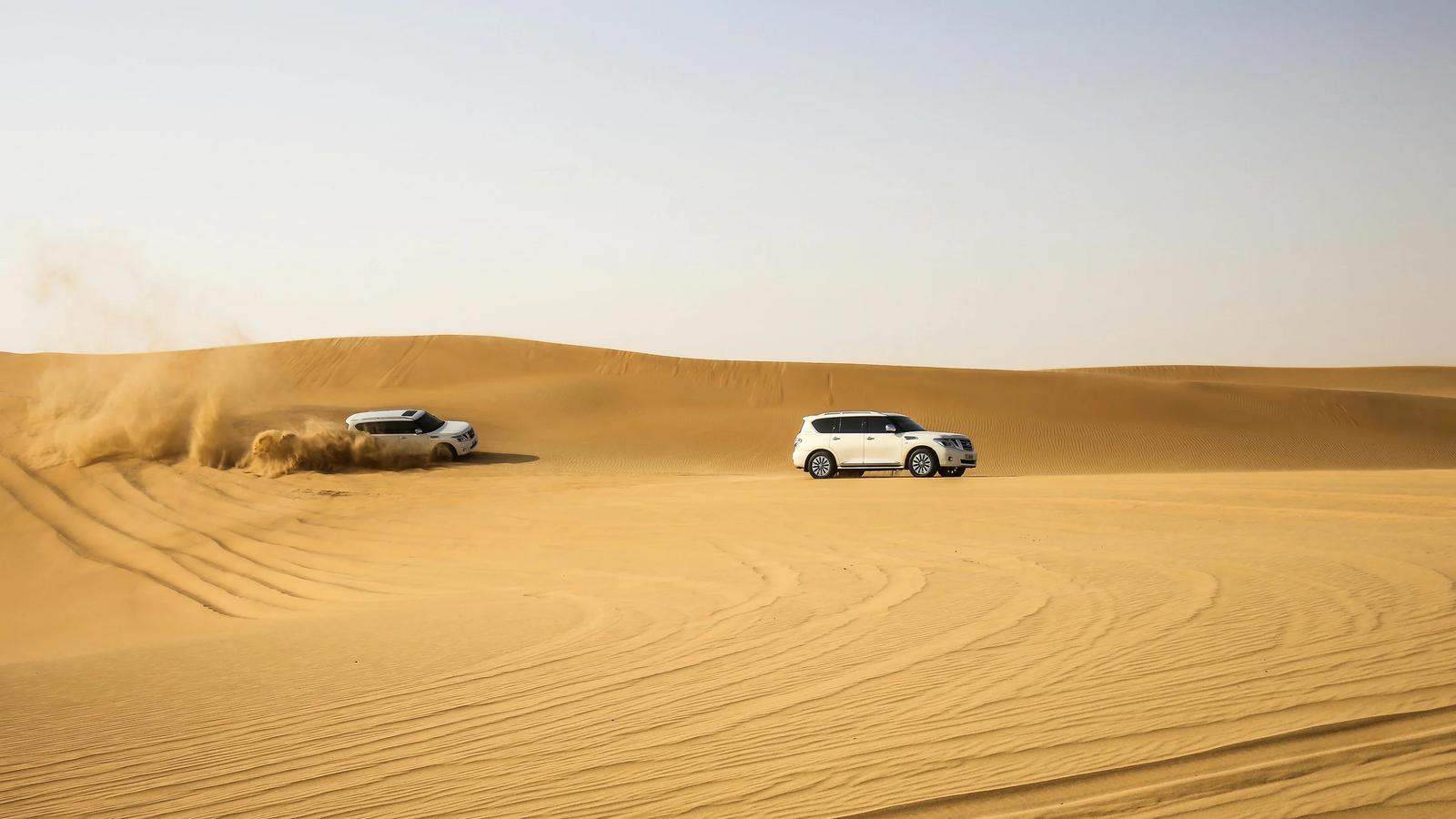 Белые автомобили в пустыне