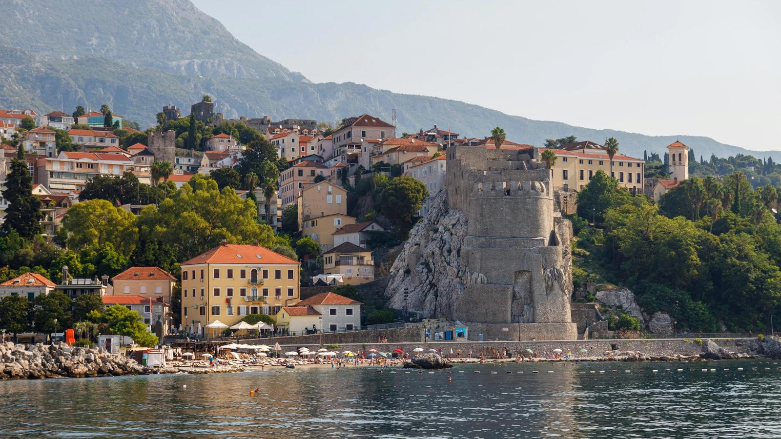 живописный вид на герцег нови с башни канли кула