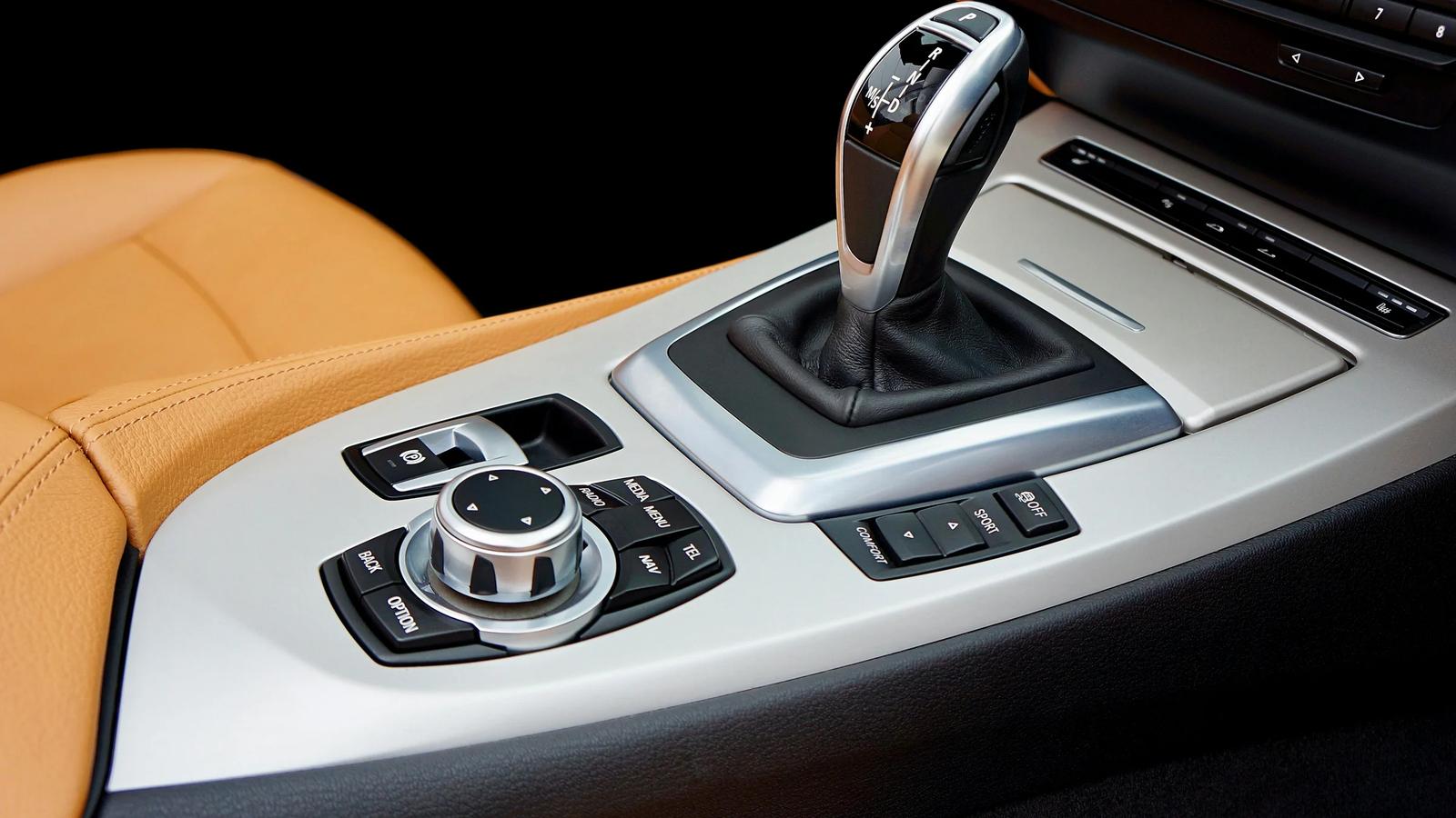 Серая ручка переключения передач автомобиля
