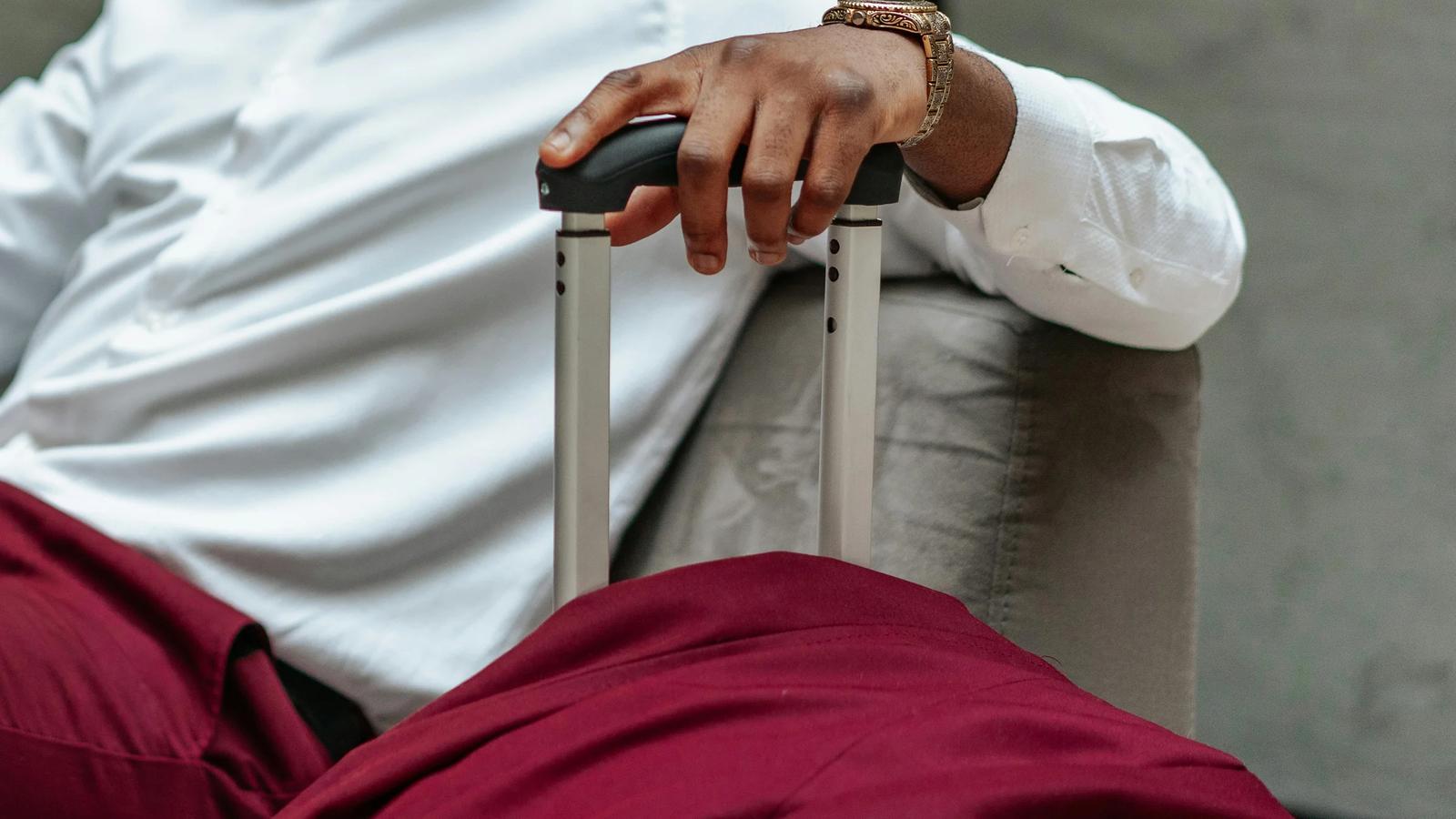 человек в белой рубашке с серо черным устройством