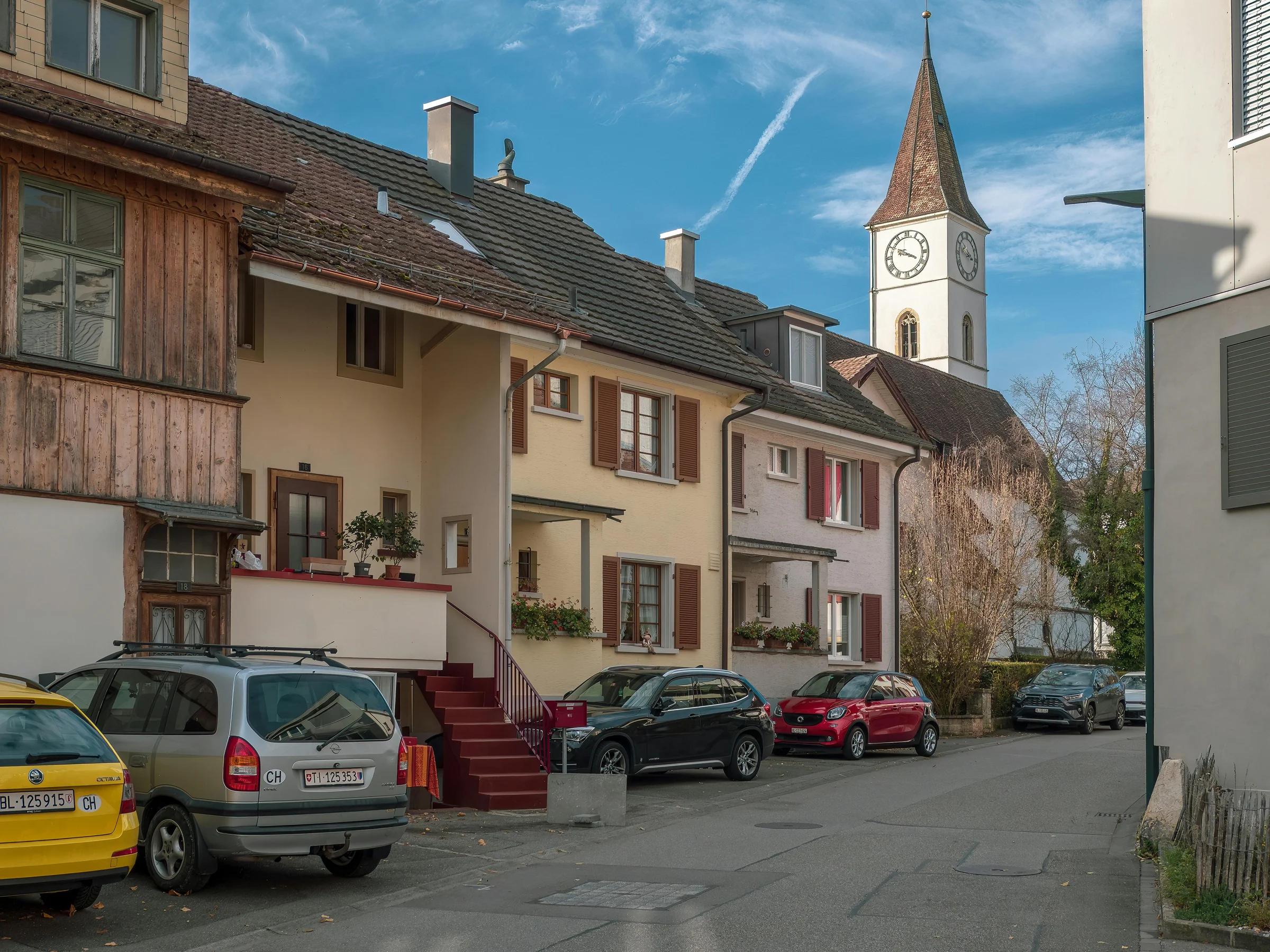 Причудливый европейский уличный пейзаж с церковной башней