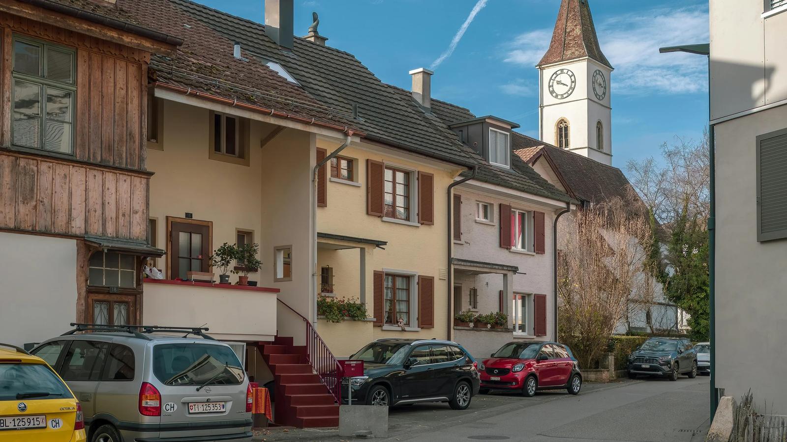 Причудливый европейский уличный пейзаж с церковной башней