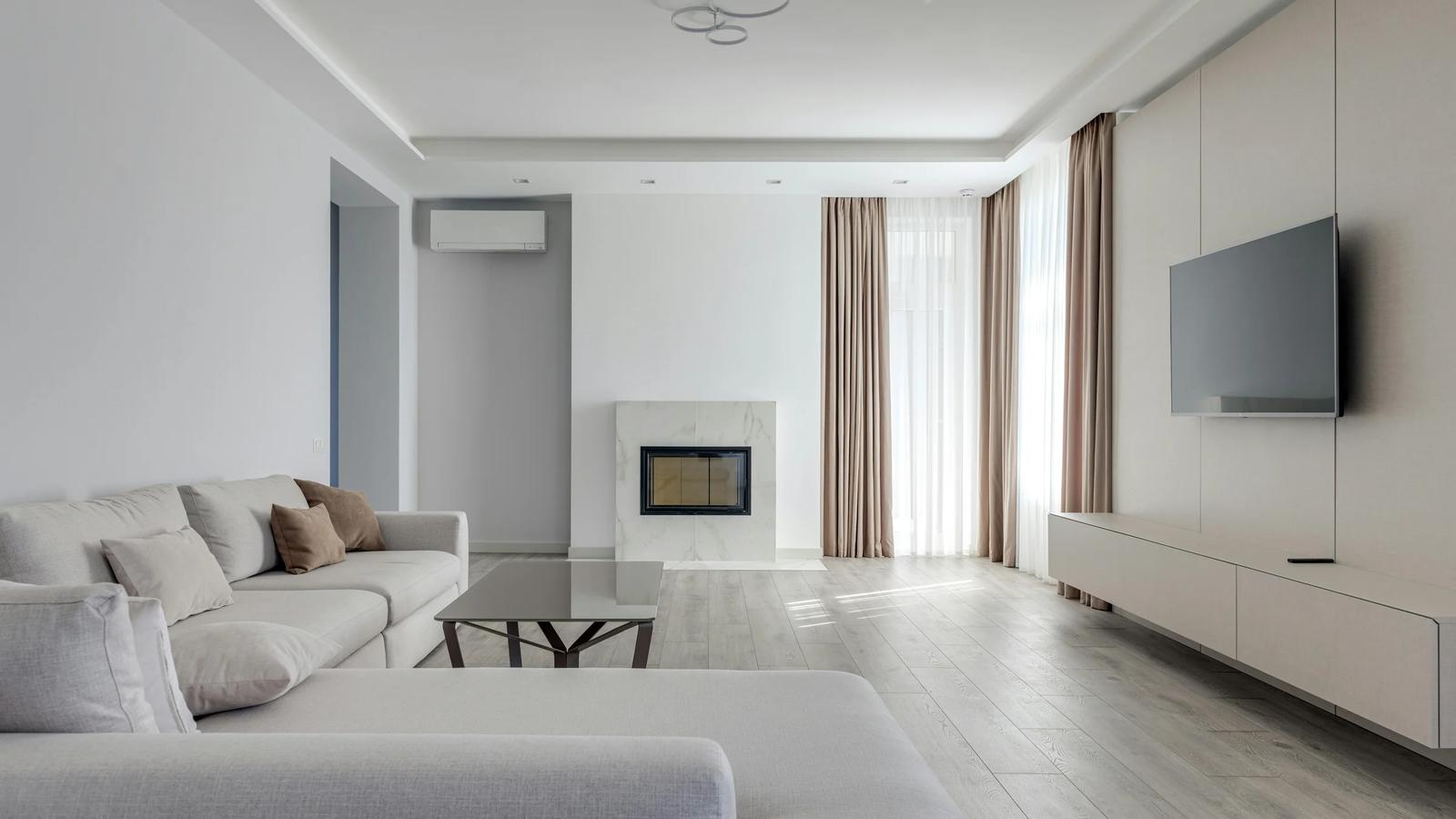 Просторная гостиная с мягкой мебелью