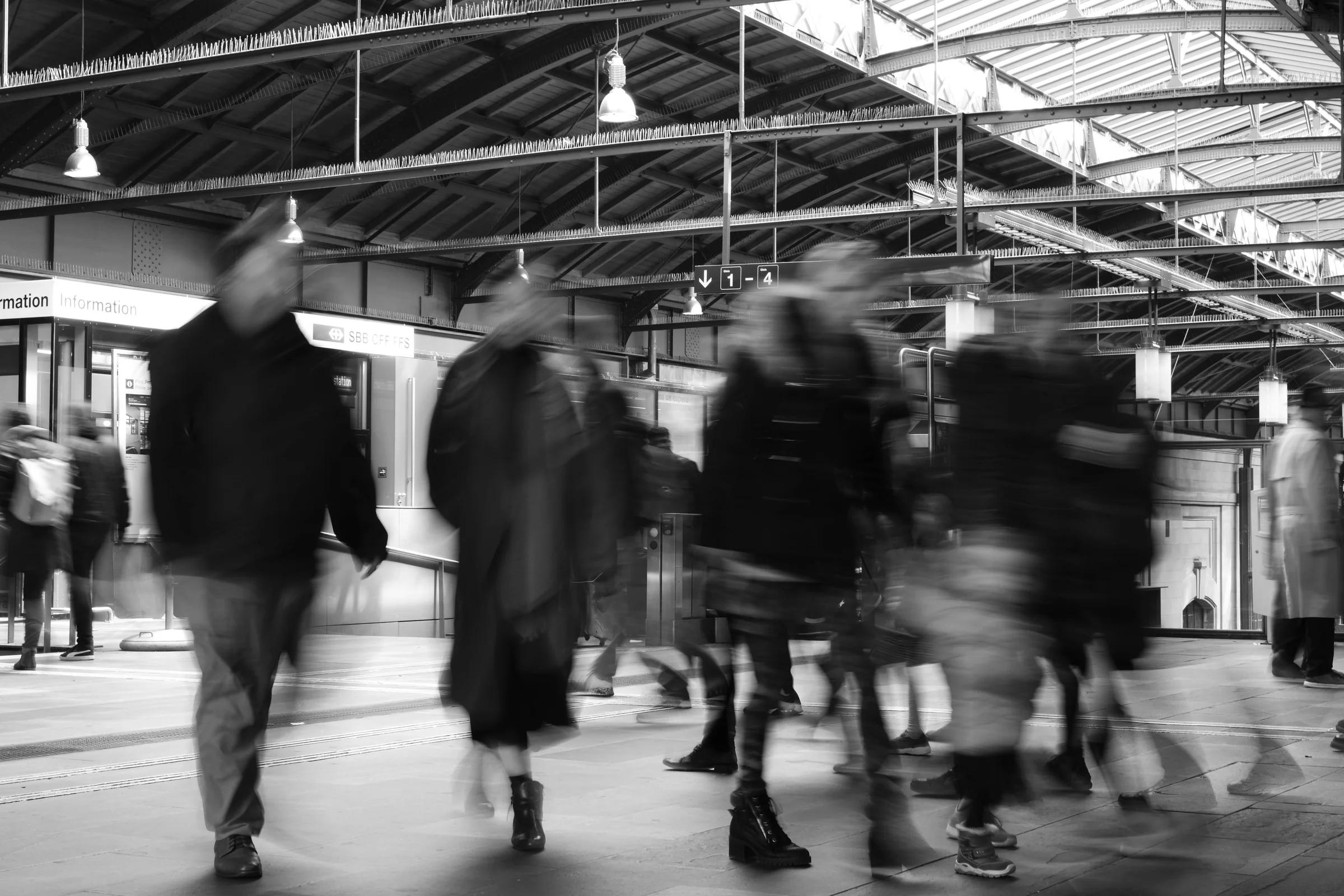 Размытые пассажиры на железнодорожном вокзале Базеля, Швейцария
