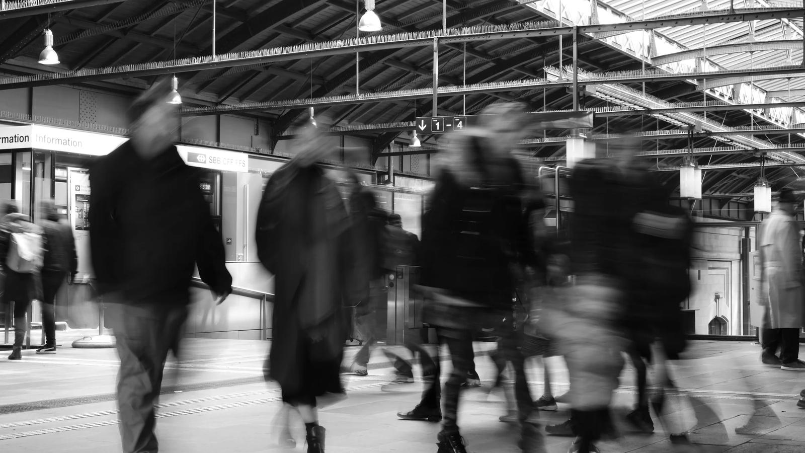 Размытые пассажиры на железнодорожном вокзале Базеля, Швейцария