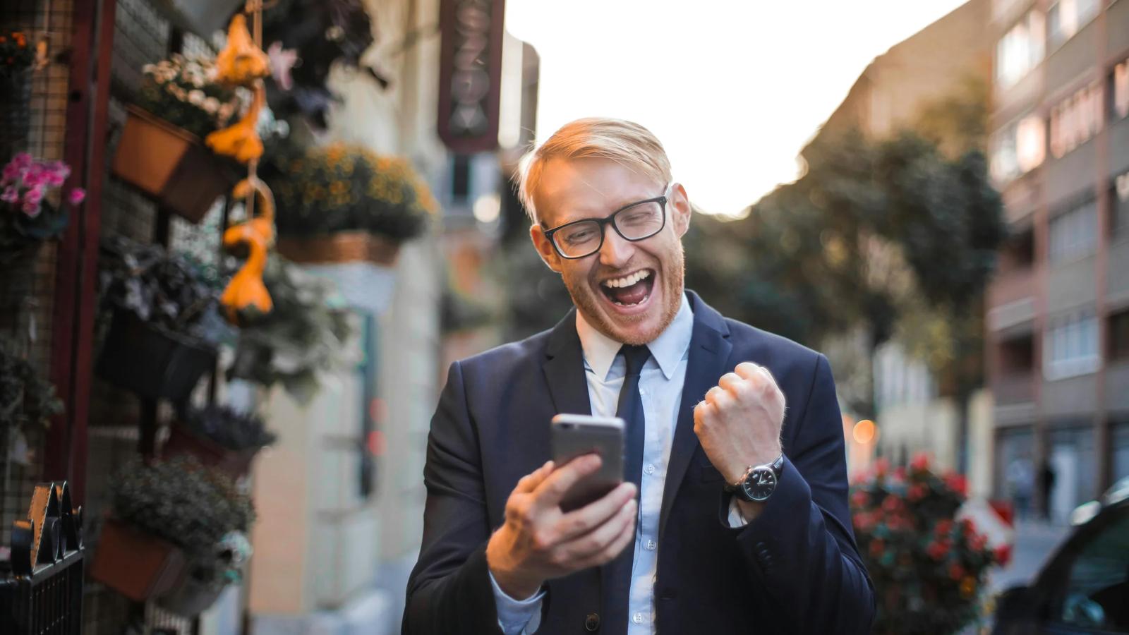 Мужчина в черном пиджаке получил хорошие новости