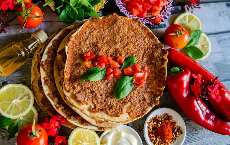 What to Eat in Qatar: Traditional Dishes, Street Food, Desserts and Drinks