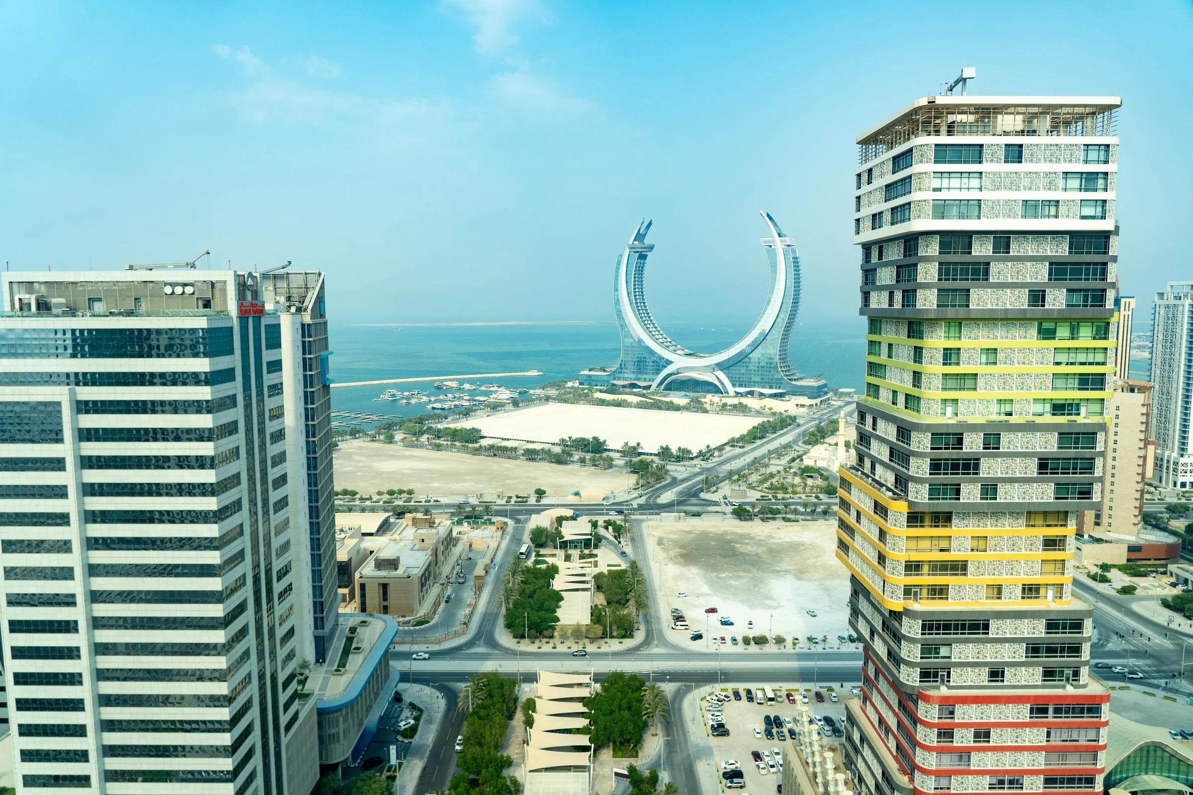 Вид с воздуха на башни Лусаил в Дохе, Катар