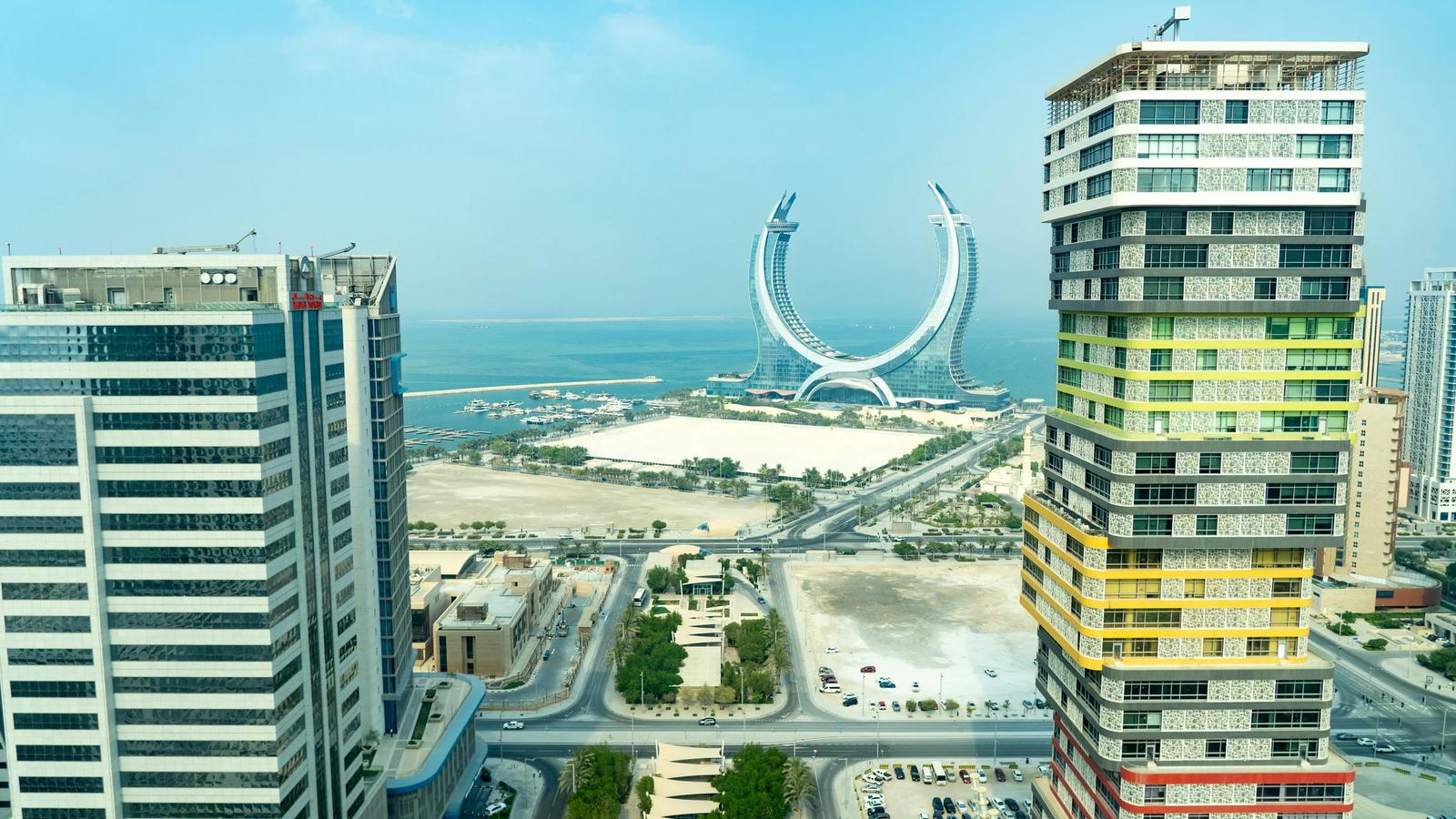 Вид с воздуха на башни Лусаил в Дохе, Катар