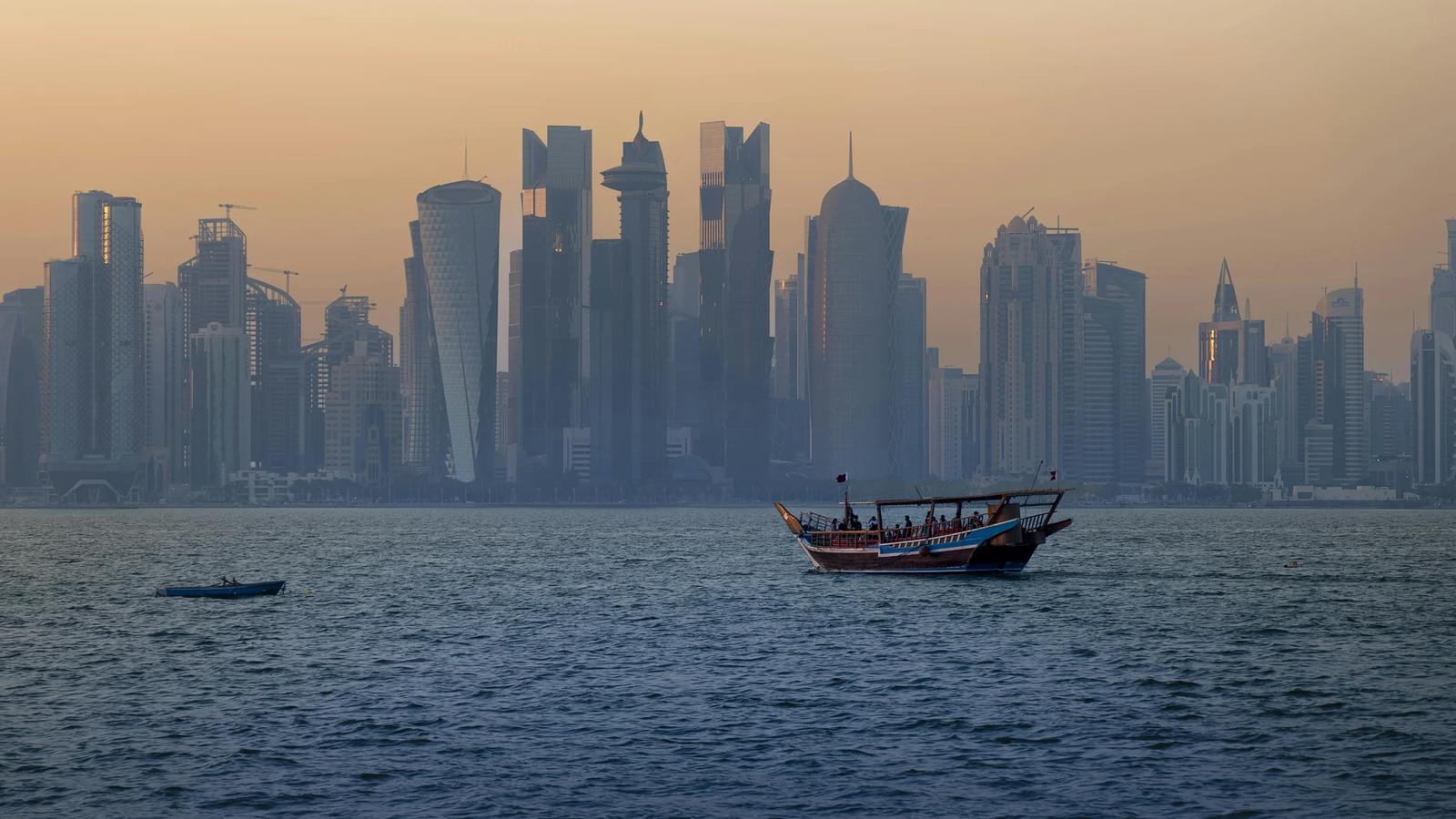 вид на закат над горизонтом дохи с традиционной лодки дау.