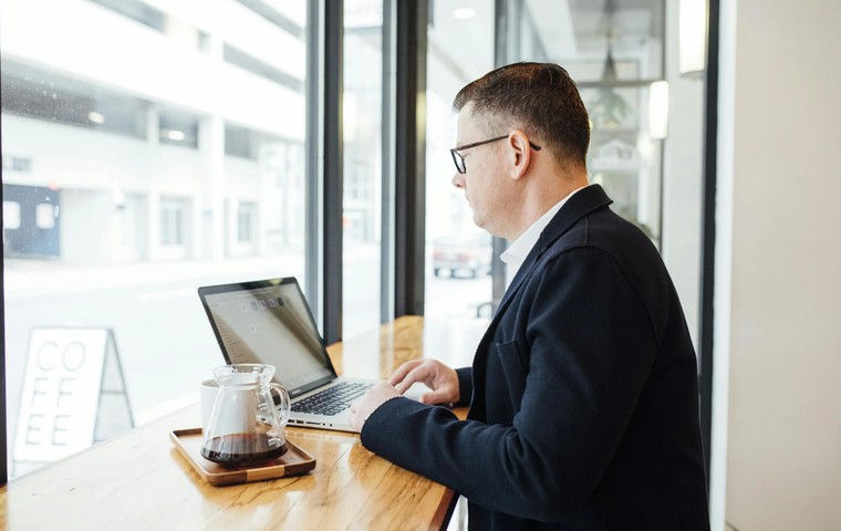 How to Use Public Wi-Fi Safely in Qatar: A Practical Traveler Checklist