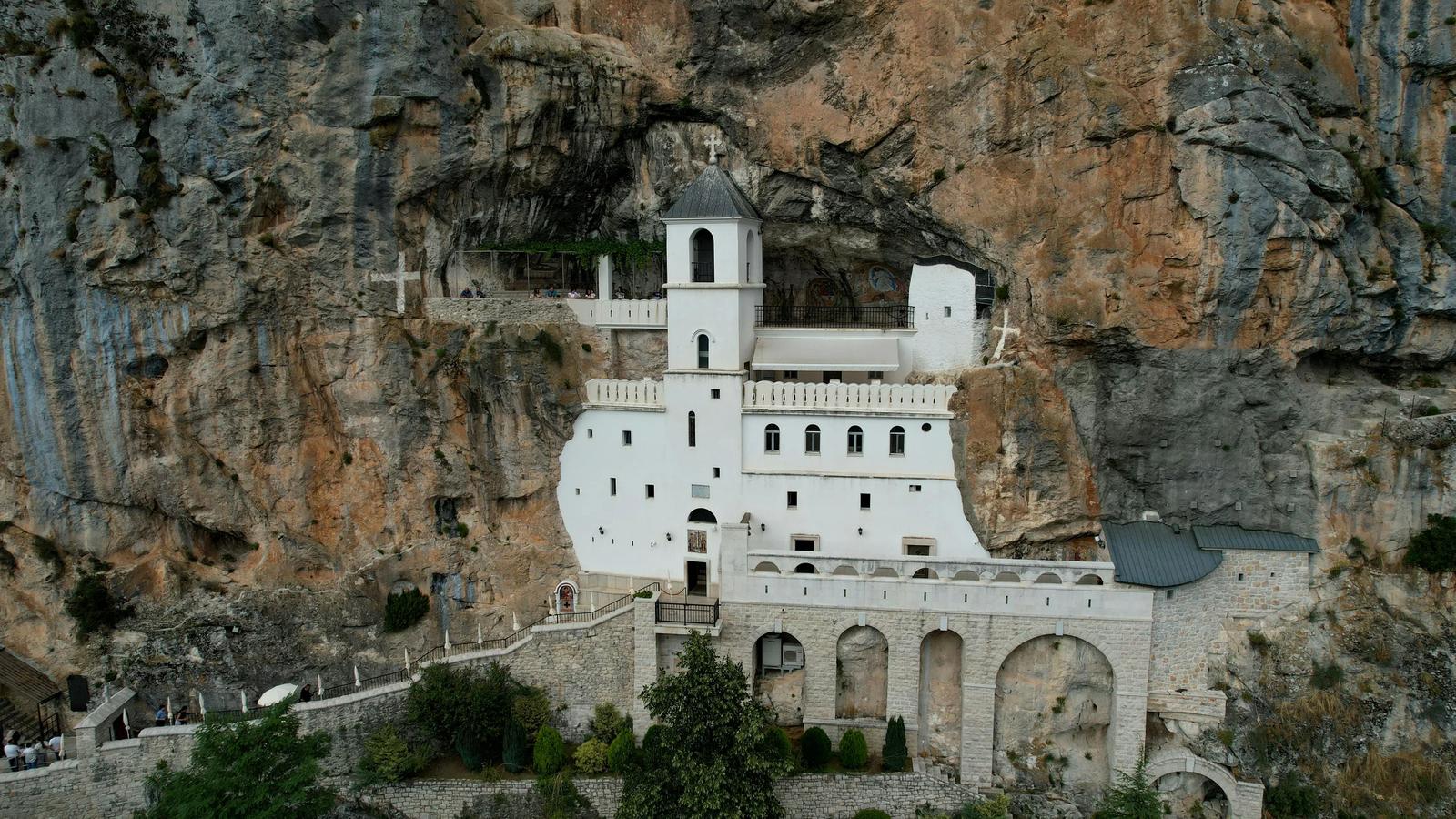 Потрясающий вид на скалу монастыря Острог