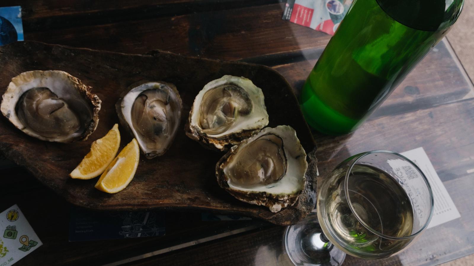 Свежие черногорские устрицы и домшнее вино