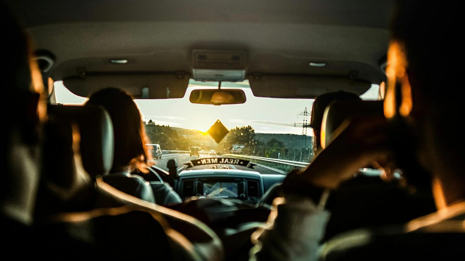 Люди внутри автомобиля