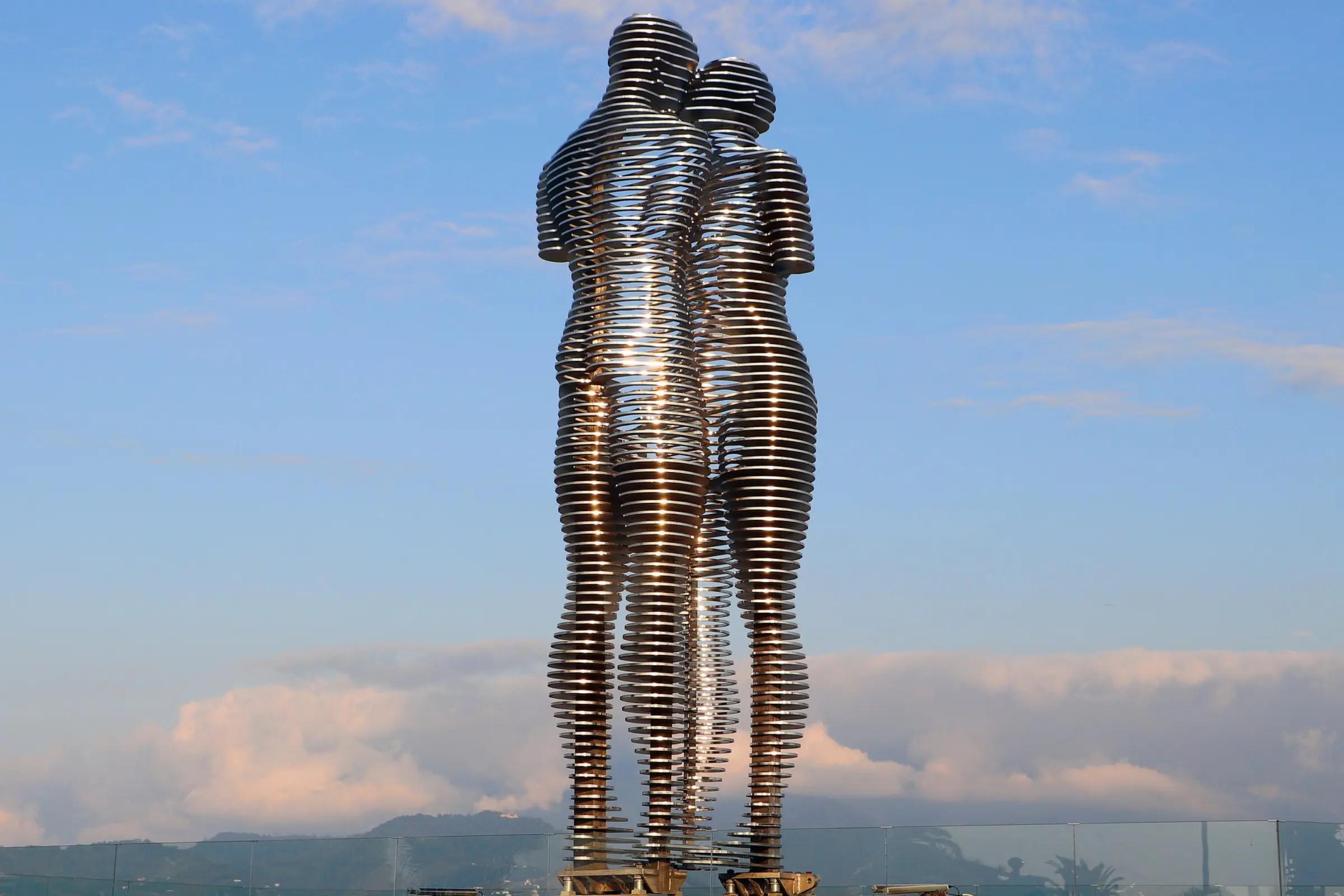 Статуя «Али и Нино»