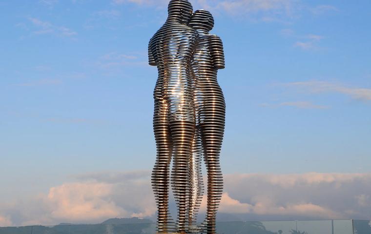 Ali and Nino Statue