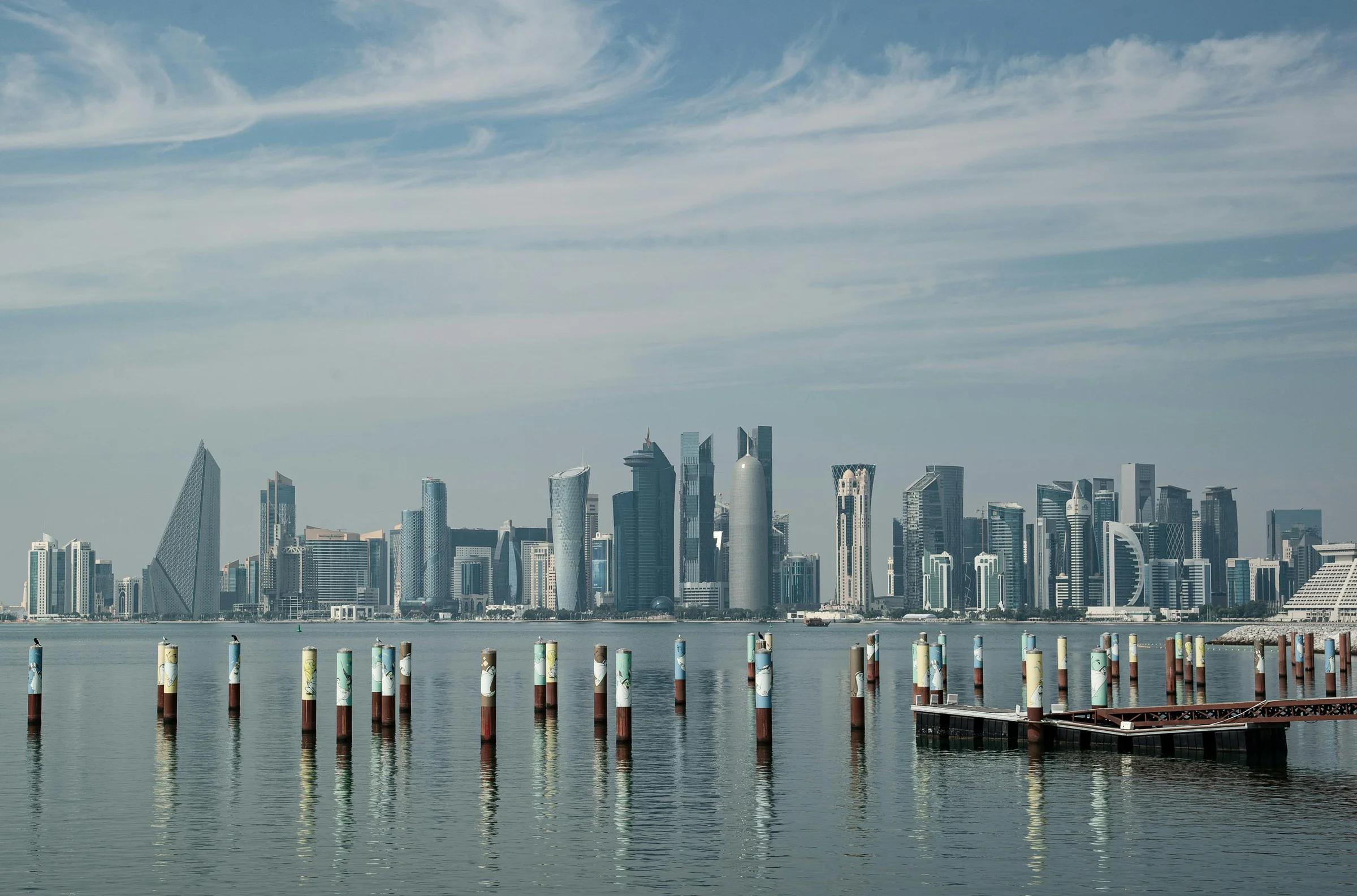 Горизонт Дохи со спокойными водами на переднем плане