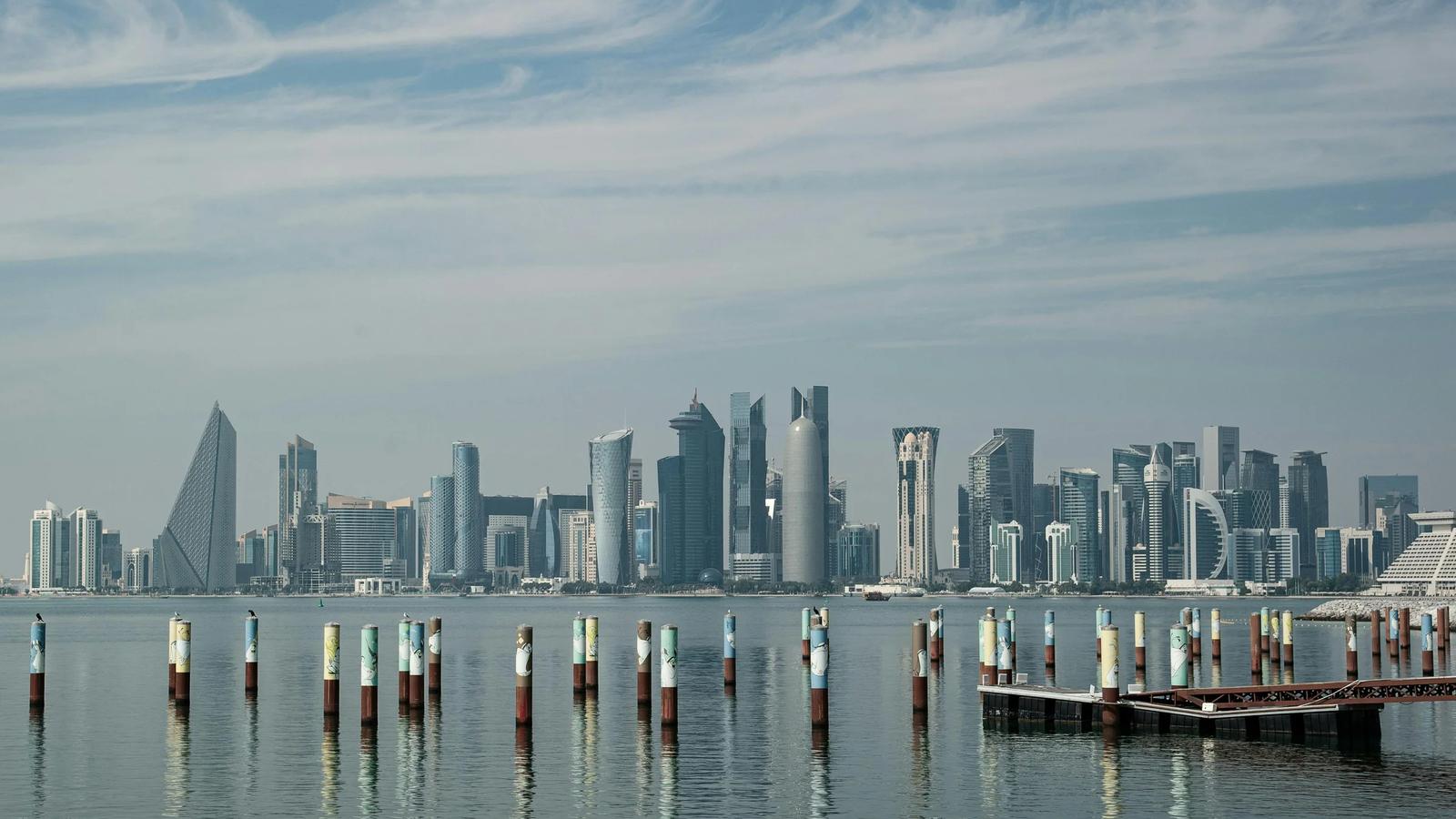 Горизонт Дохи со спокойными водами на переднем плане