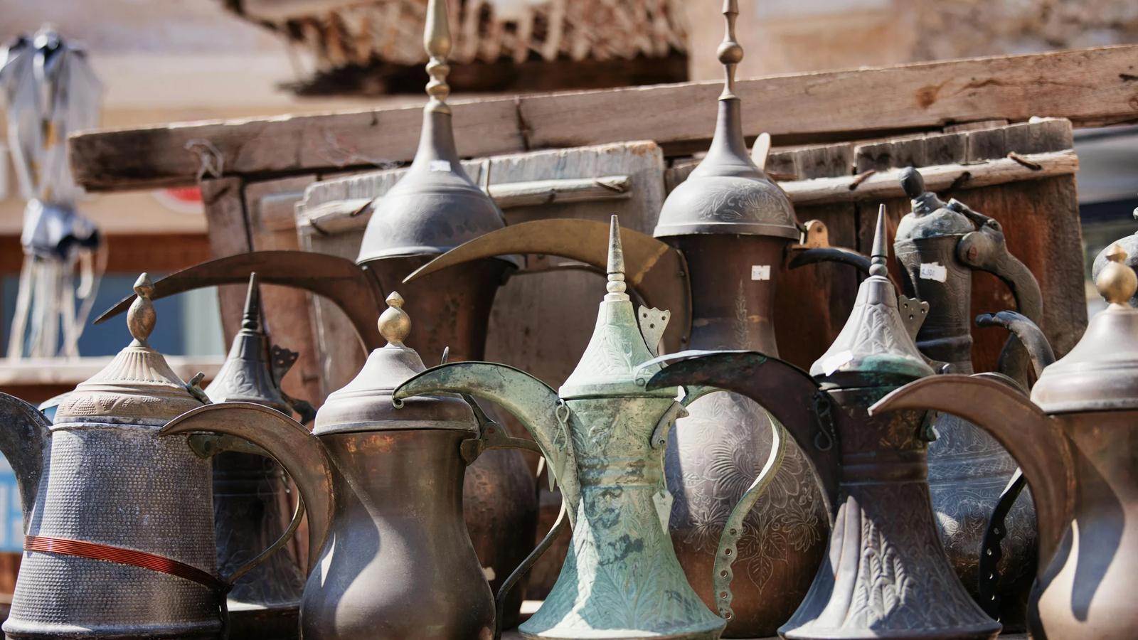 Традиционные кофейники «Далла» на рынке Дохи