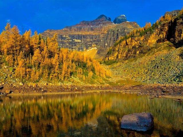 Scenic view of lake with montains in the background.