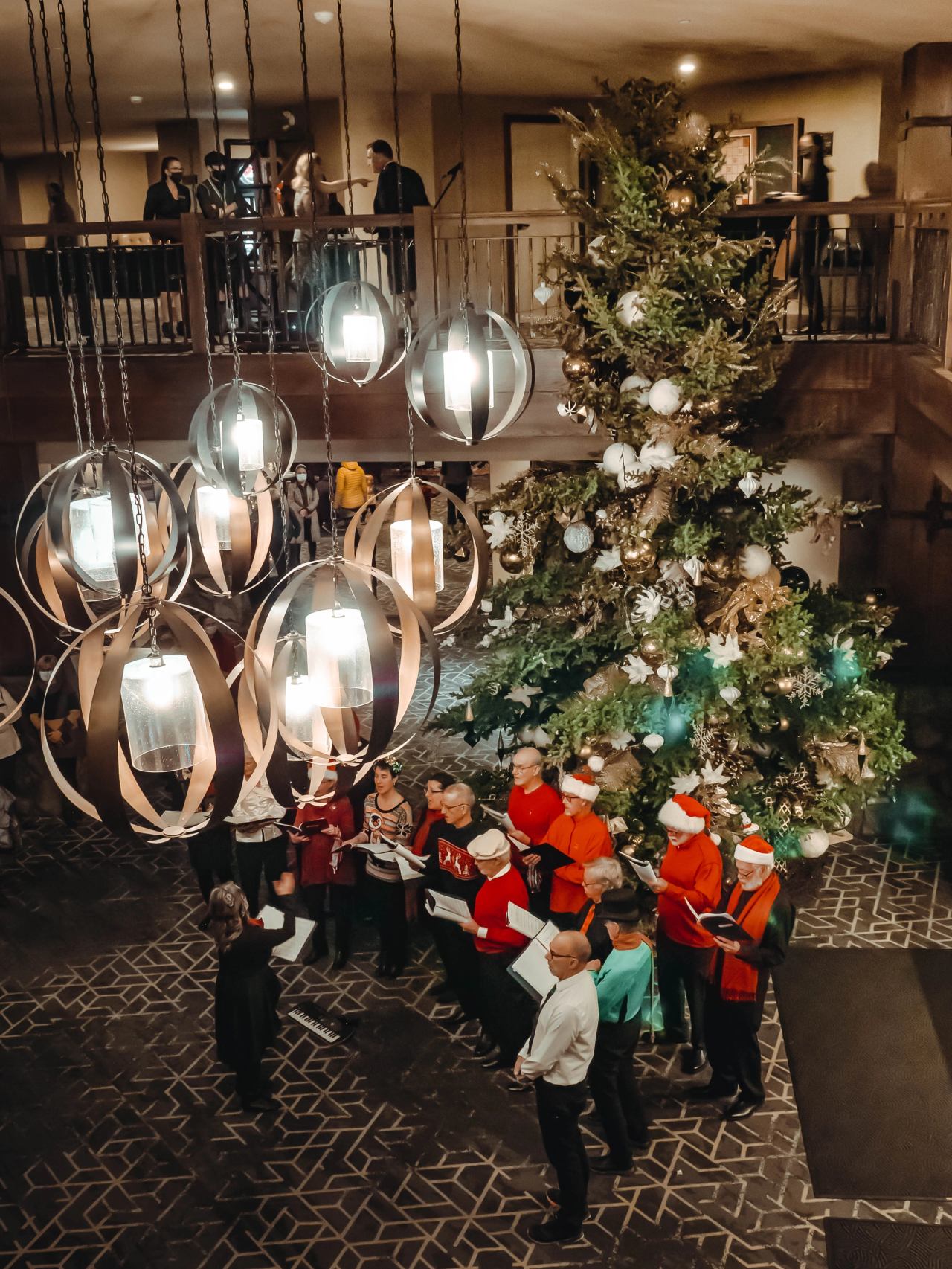 Valley Winds Chorus sings beside the decorated tree at The Malcolm Hotel