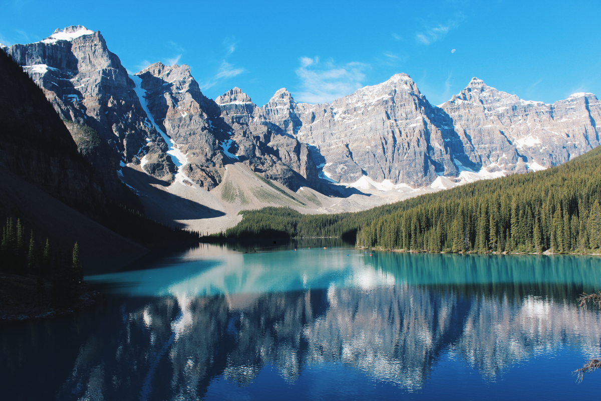 Moraine Lake with tourquoise waters and the mountains in the background.