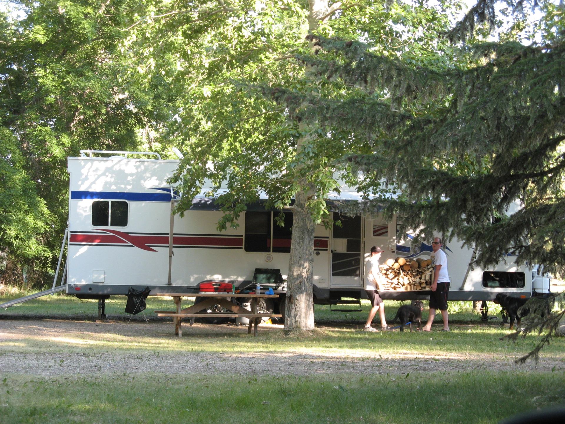 The campground features over 100 sites, including both powered and unserviced options.