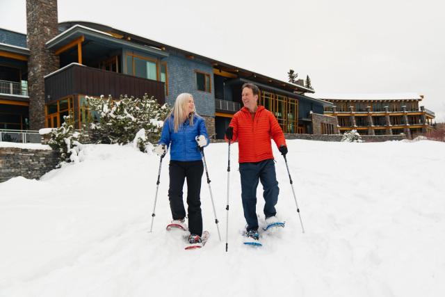 Couple snowshoeing at Azuridge.