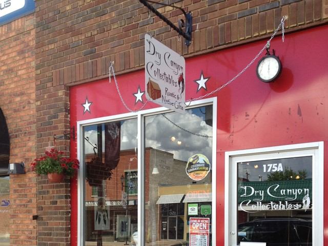 Store front of Dry Canyon Collectables