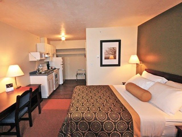 Econo Lodge Inn & Suites | Canada's Alberta thumbnail