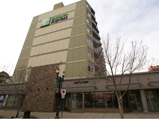 Holiday Inn Express building with Pita Pit sign near Red Arrow Motorcoach location.