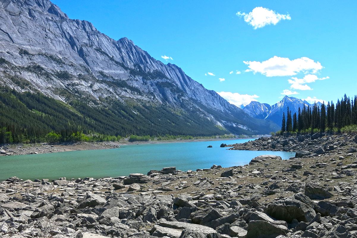 Beautiful scenery of Medicine Lake